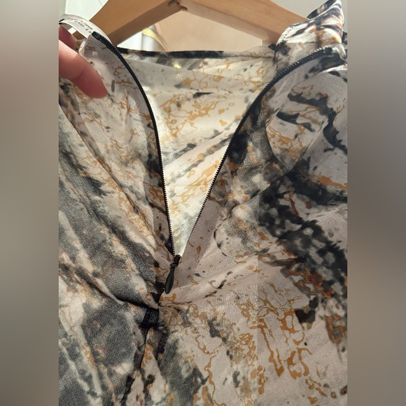 NWOT-Zara Sheer Print Blouse with zipper closure - Picture 3 of 10